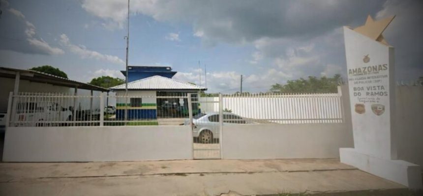 Em inspeção à 46ª Delegacia Interativa de Polícia (DIP) de Boa Vista do Ramos, o Ministério Público do Estado do Amazonas (MPAM) constatou insuficiência de efetivo policial e carência de equipamentos básicos necessários para o funcionamento adequado da unidade. A visita, conduzida pela promotora de Justiça Anne Caroline Amaral de Lima, resultou na instauração de um procedimento administrativo.